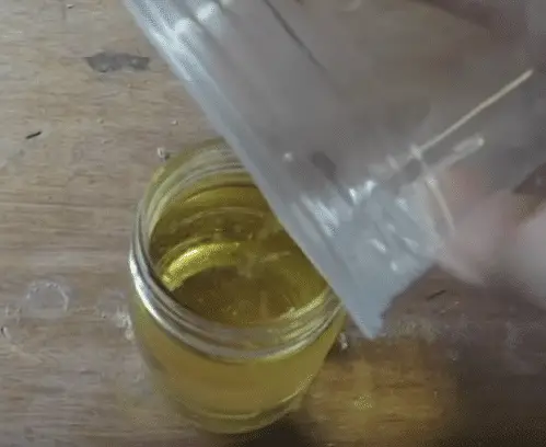 Fill the jarwith vegetable oil
