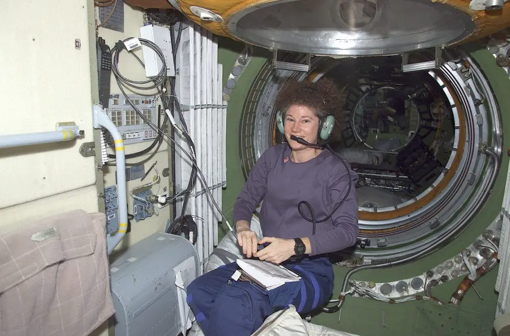 Susan J. Helms talks to amateur radio operators on Earth